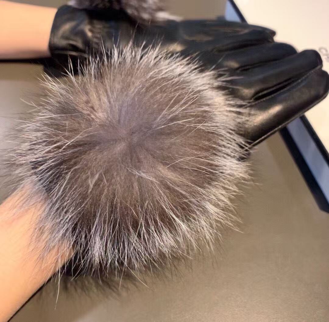 2025 Winter Fox Hairball Touchscreen Gloves