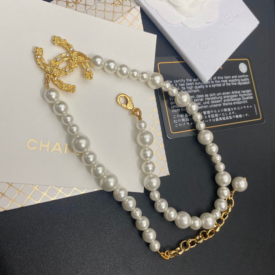 Irregular Pearl Clavicle Necklace