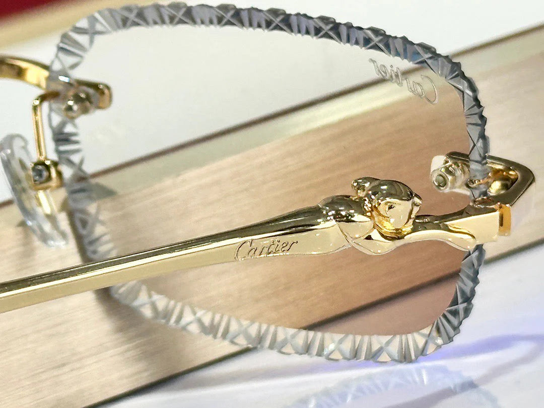 Diamond-cut glasses that change color when exposed to ultraviolet light