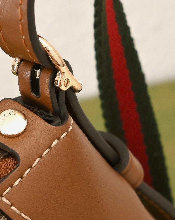 Small zip-up tote bag