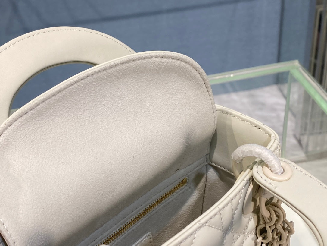 New White Fashion Handbag