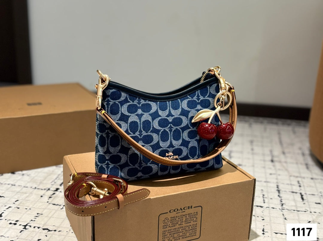 A simple and lightweight handbag that is both colorful and sturdy