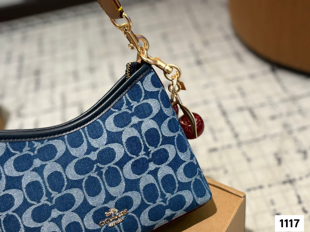 A simple and lightweight handbag that is both colorful and sturdy