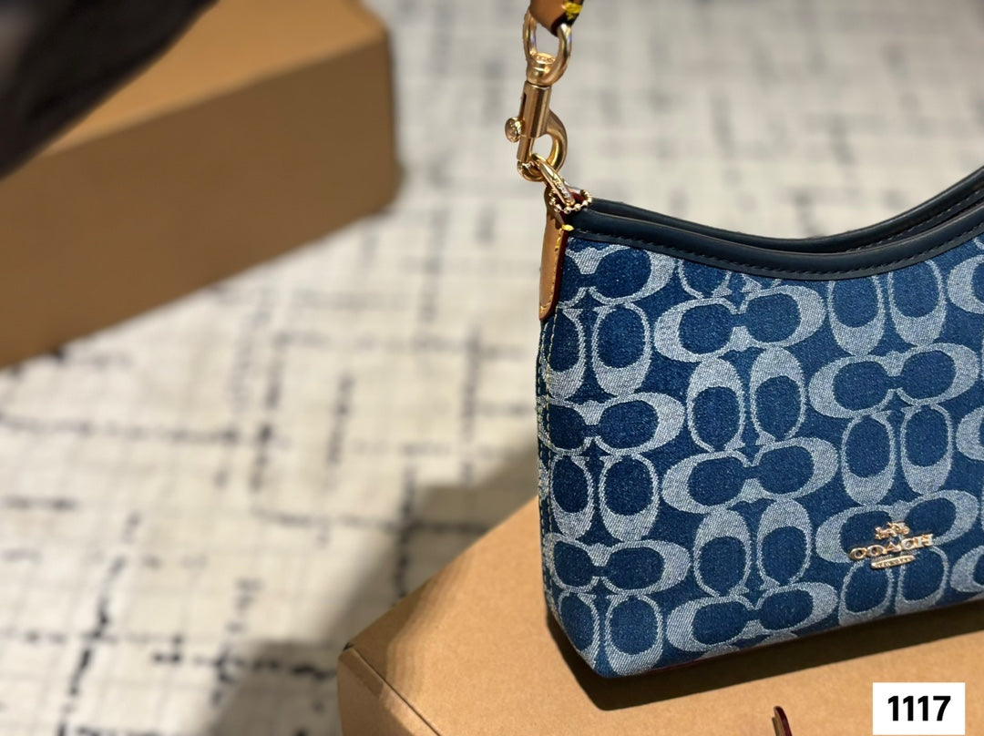 A simple and lightweight handbag that is both colorful and sturdy
