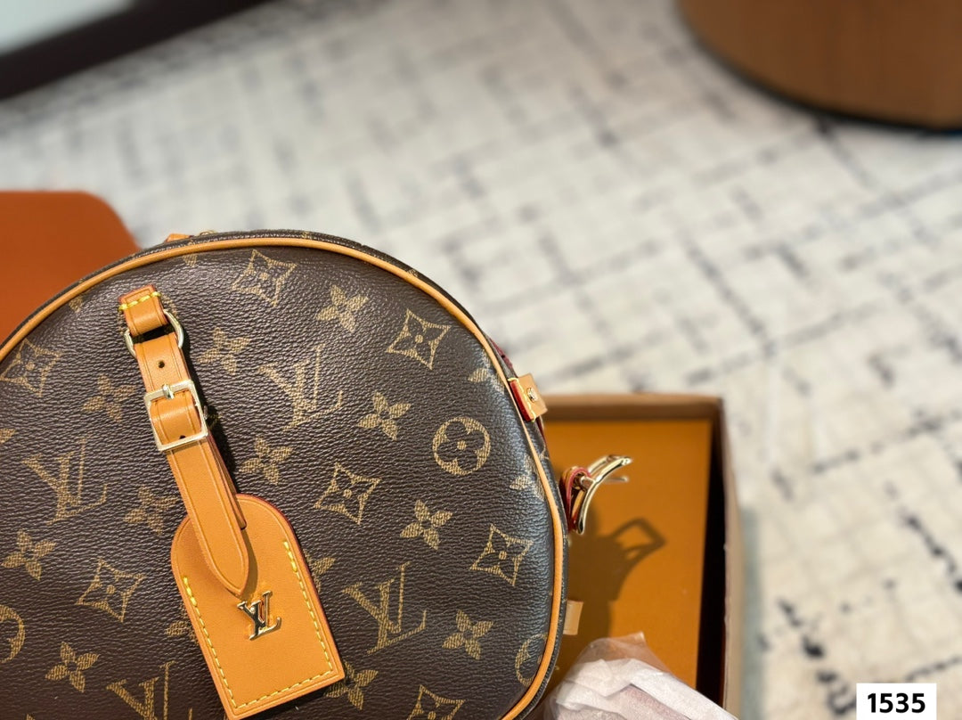 Trendy cowhide round bag