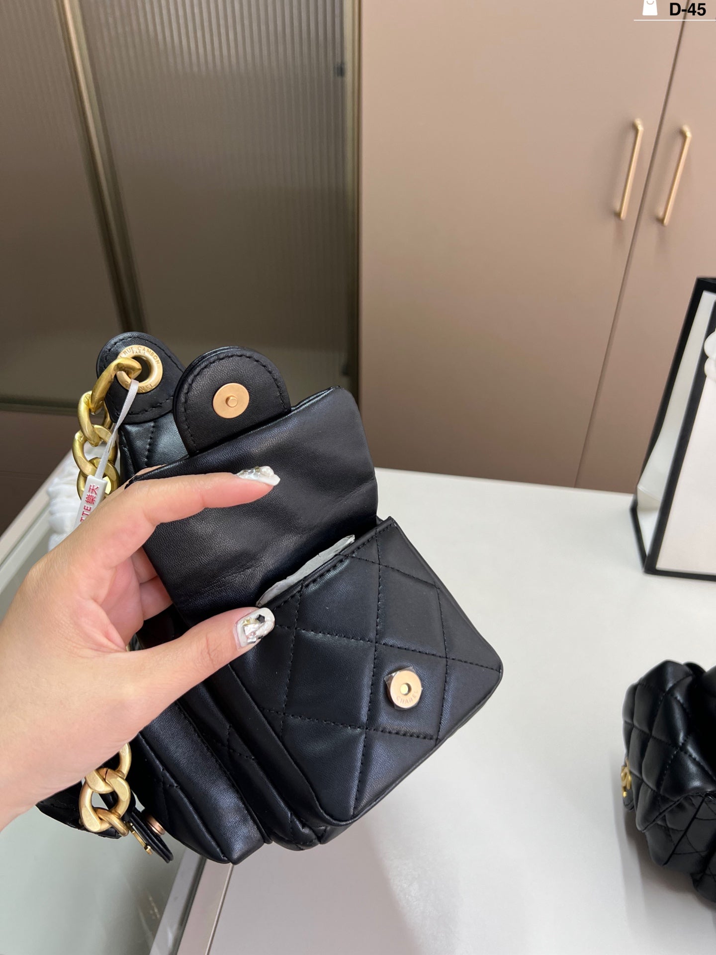 The hottest multi-pocket bag