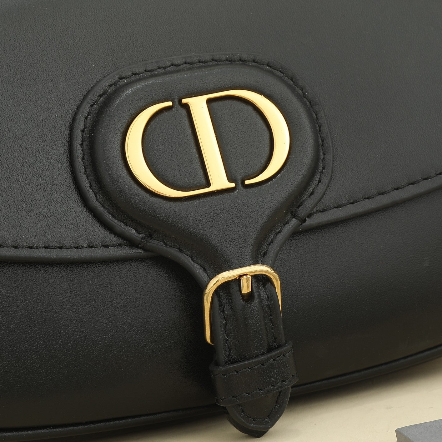 The elegant silhouette highlights the charm of the shoulder bag