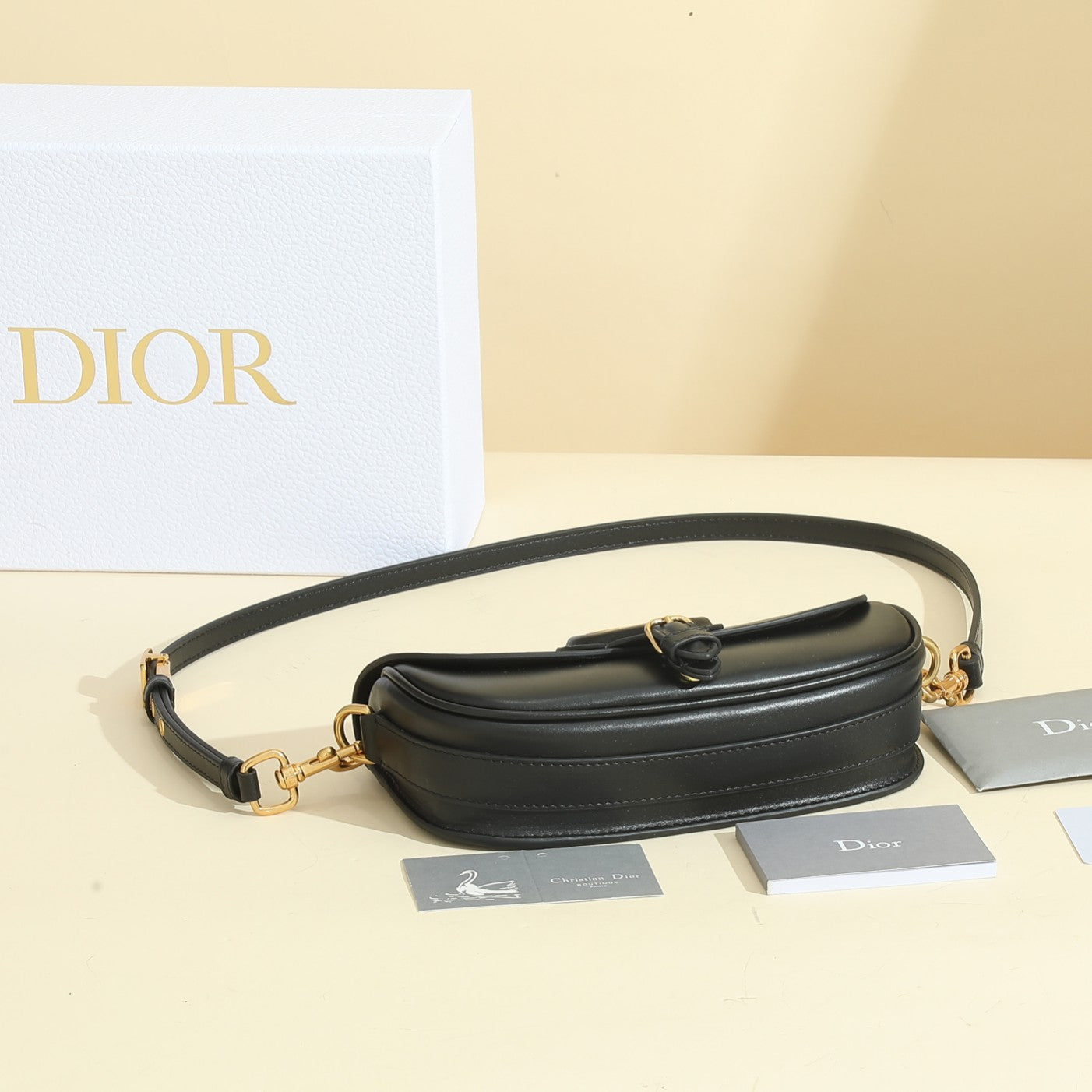 The elegant silhouette highlights the charm of the shoulder bag