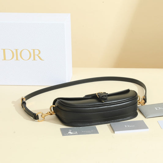 The elegant silhouette highlights the charm of the shoulder bag