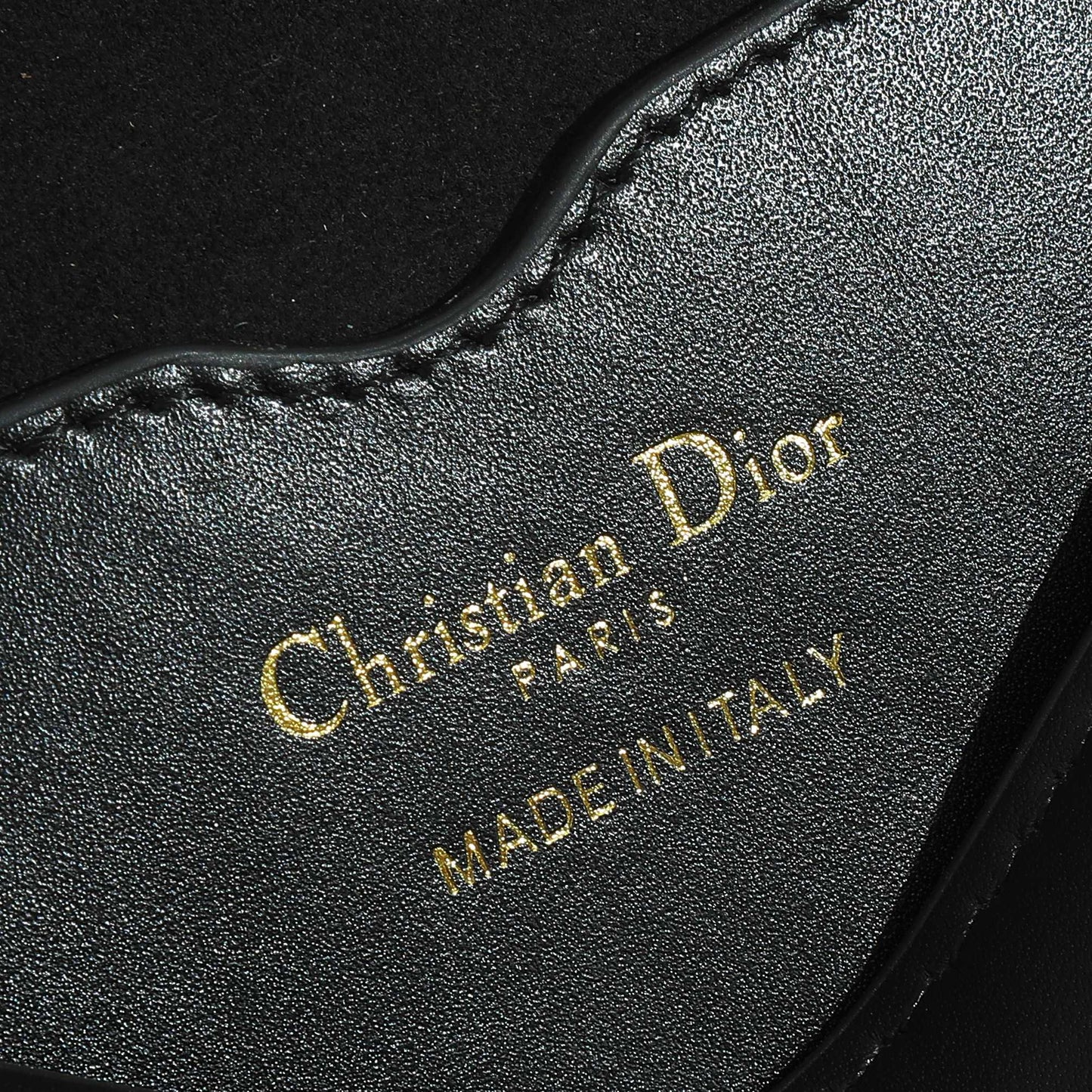 The elegant silhouette highlights the charm of the shoulder bag