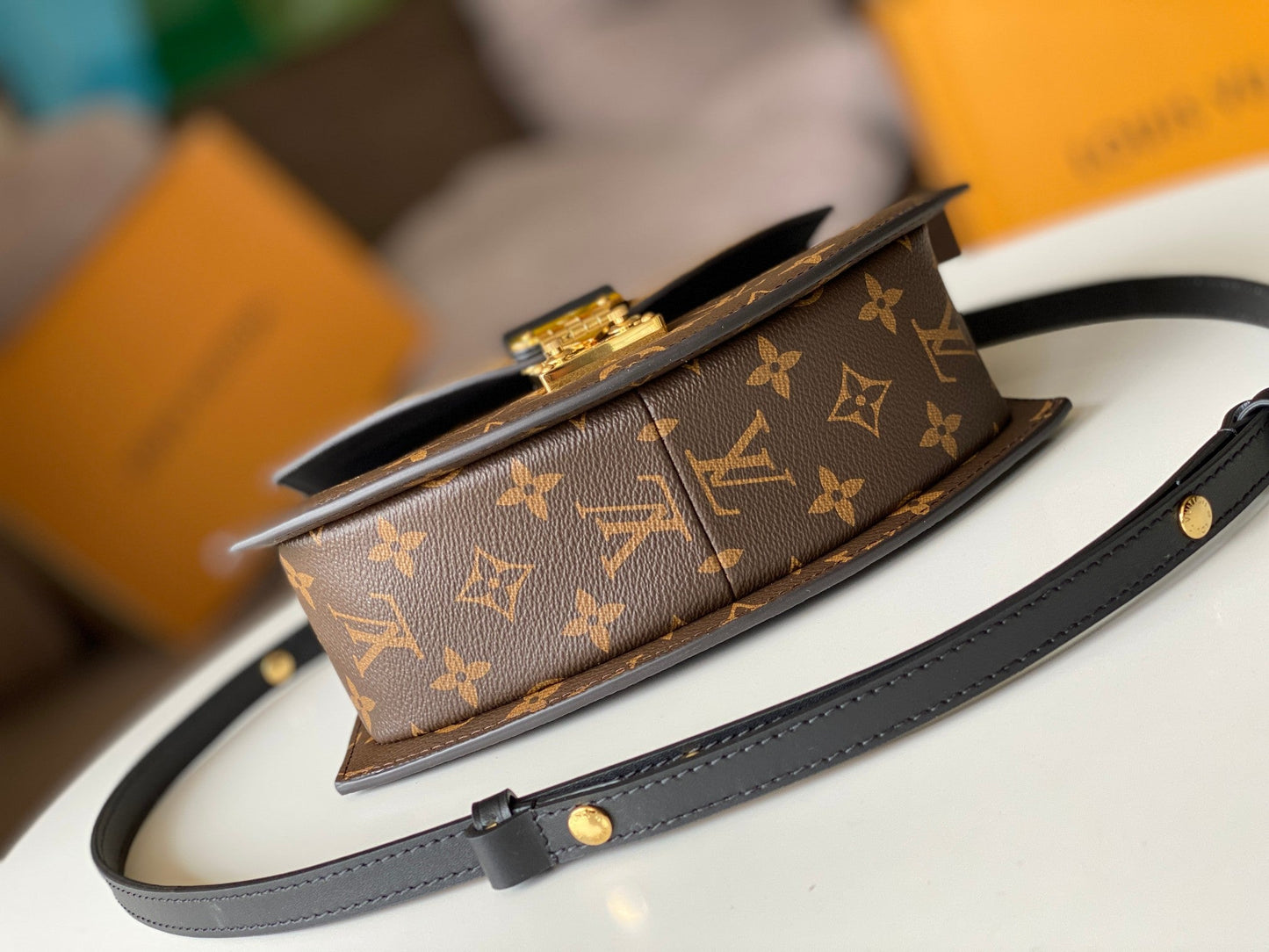 Classic color matching old flower fan-shaped bag