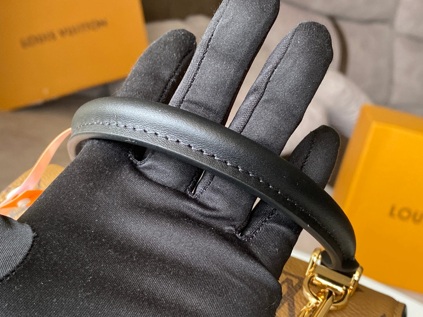 Classic color matching old flower fan-shaped bag