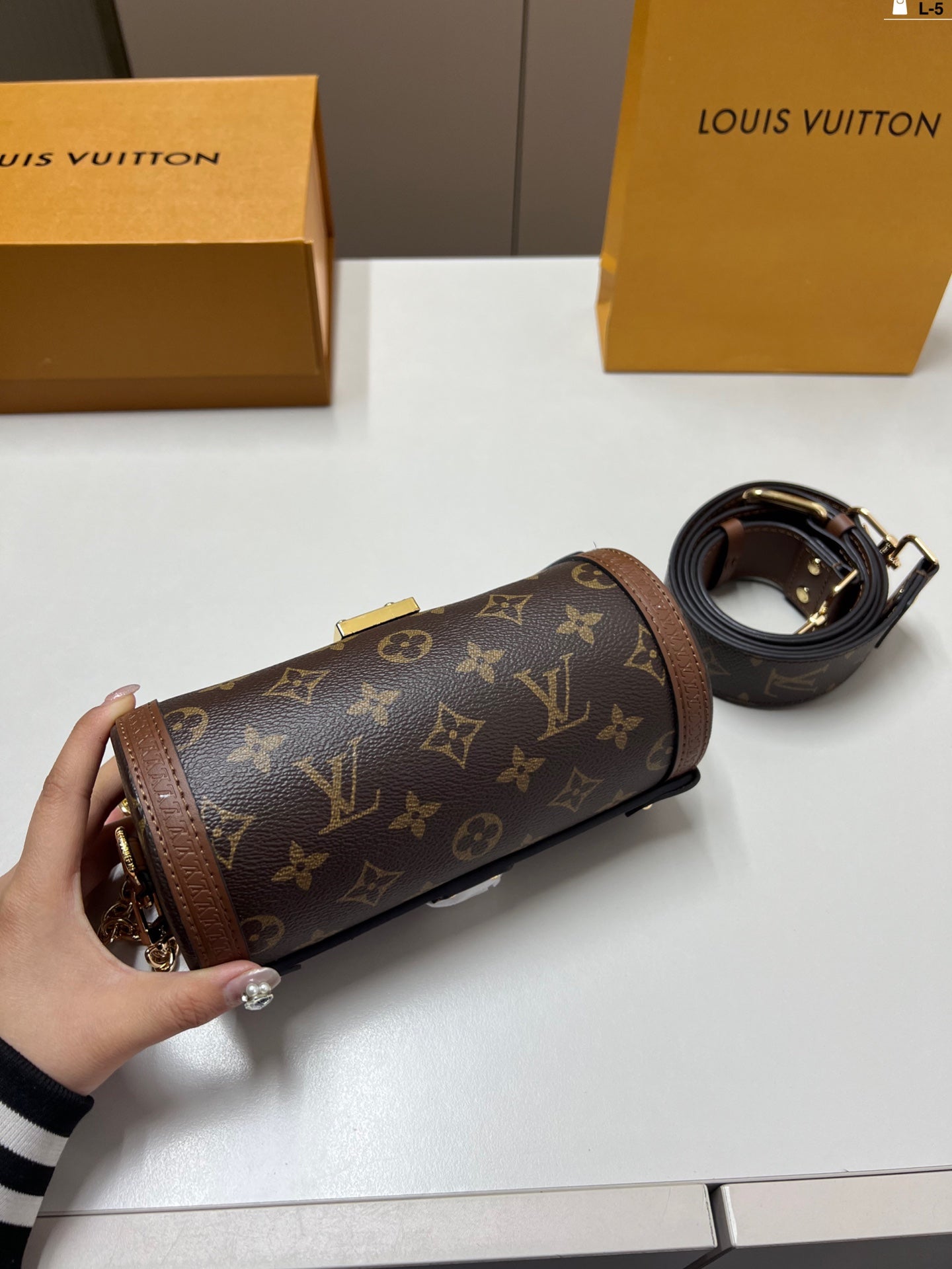 Cylindrical shaped bag