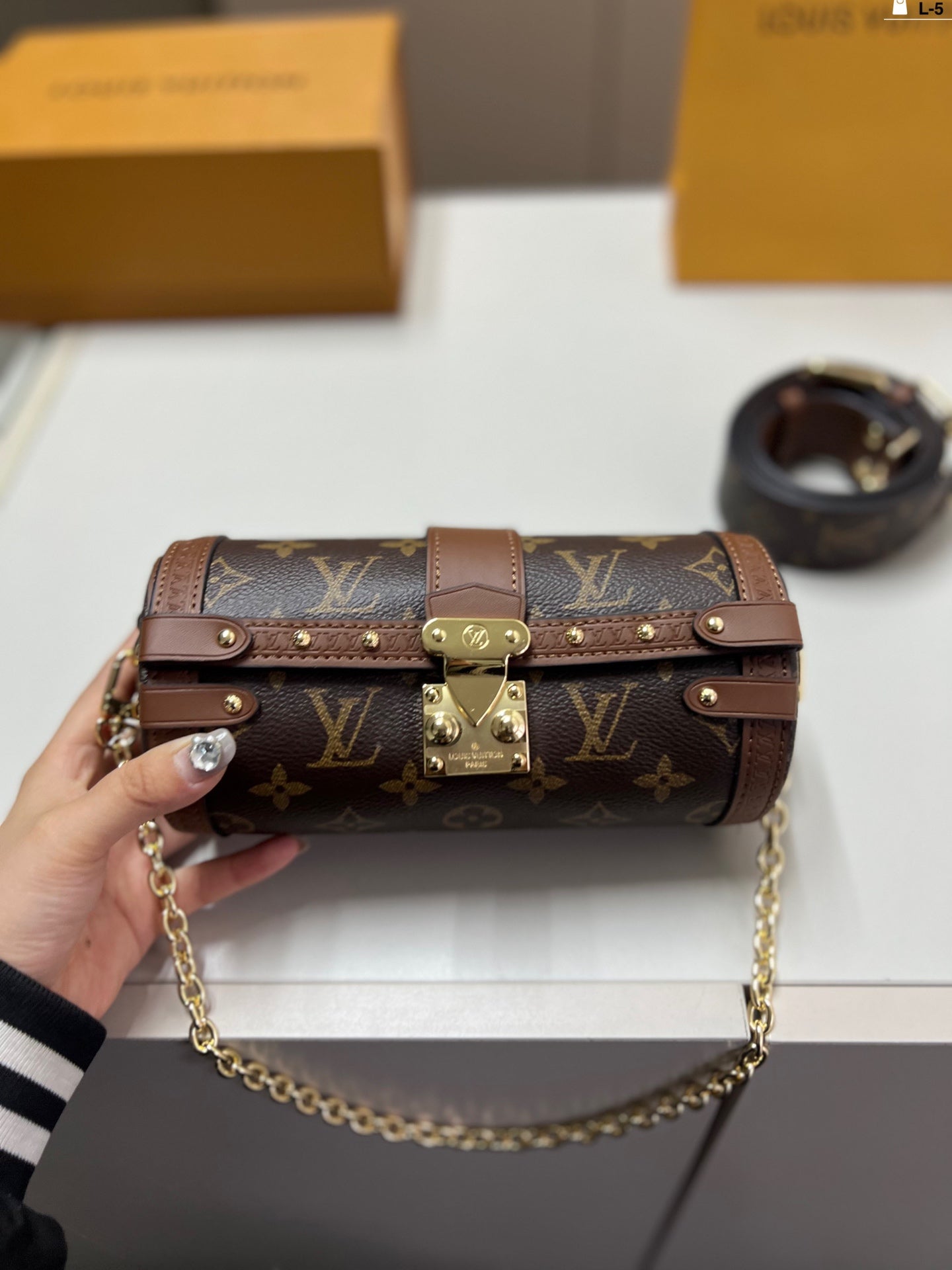 Cylindrical shaped bag