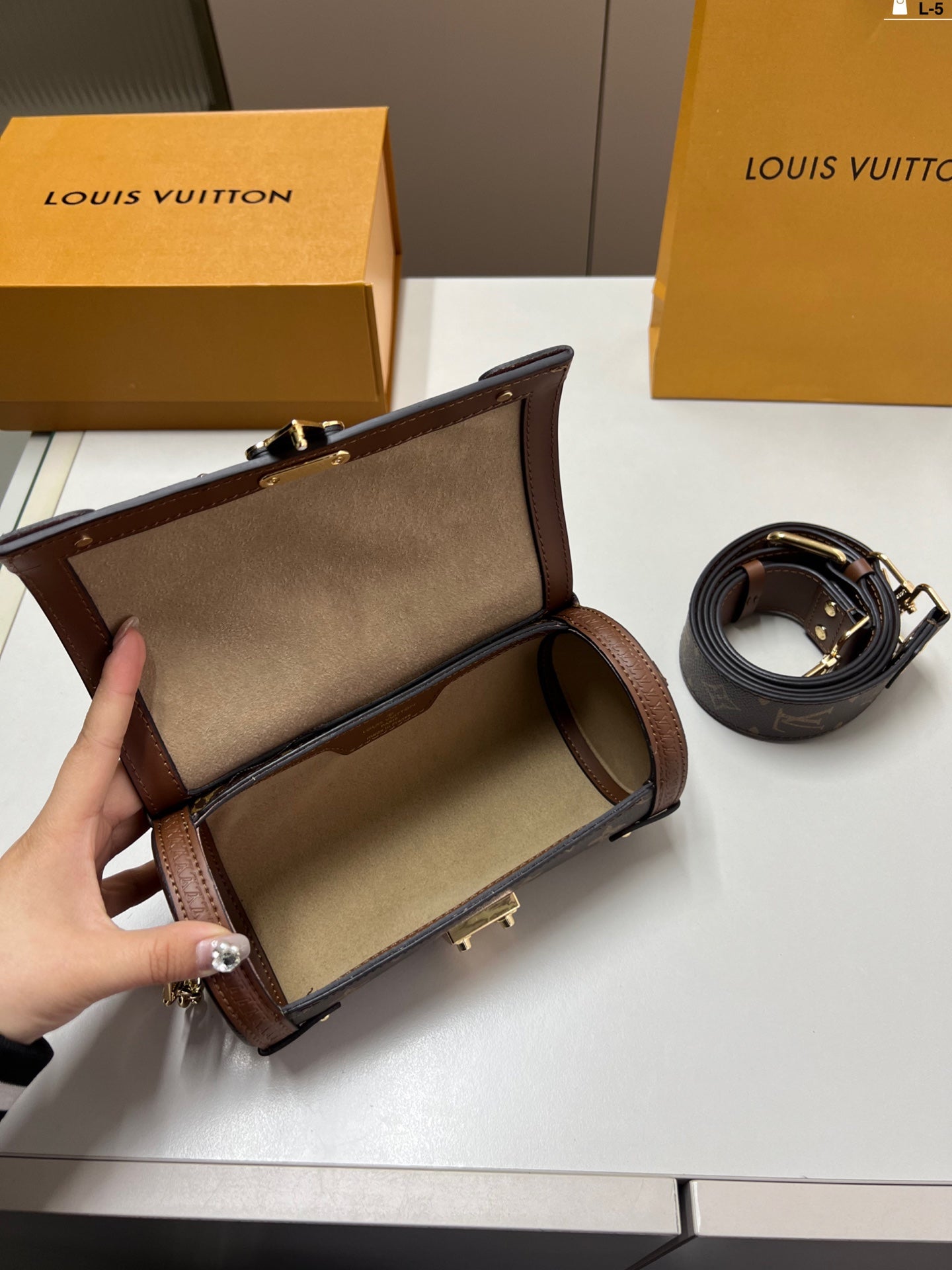 Cylindrical shaped bag