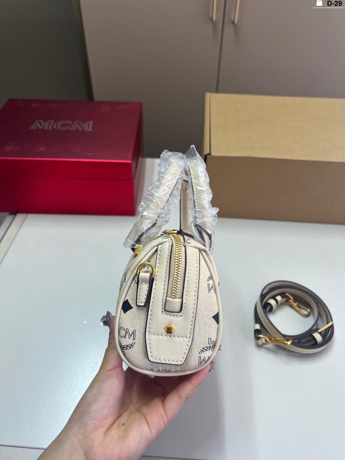 Exquisite, practical and versatile, can be carried by hand or across the body