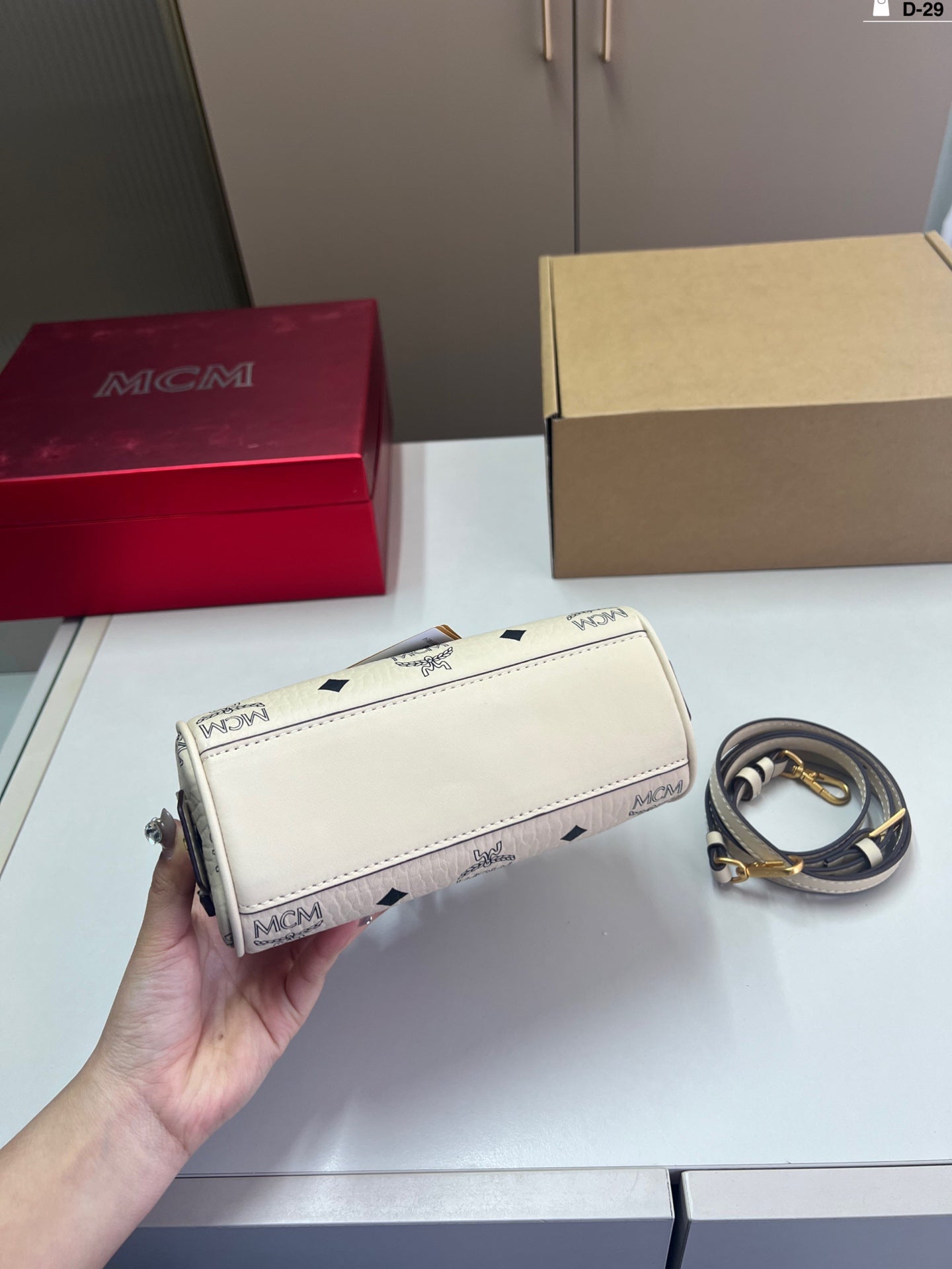 Exquisite, practical and versatile, can be carried by hand or across the body