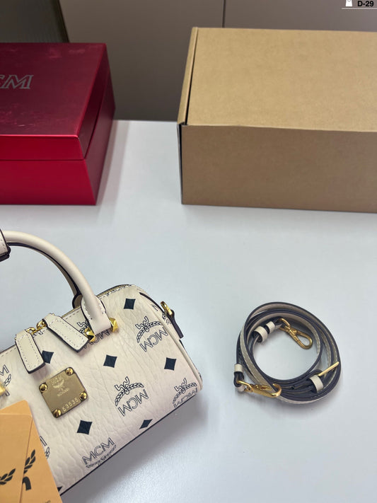 Exquisite, practical and versatile, can be carried by hand or across the body