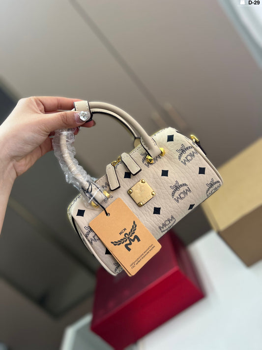 Exquisite, practical and versatile, can be carried by hand or across the body