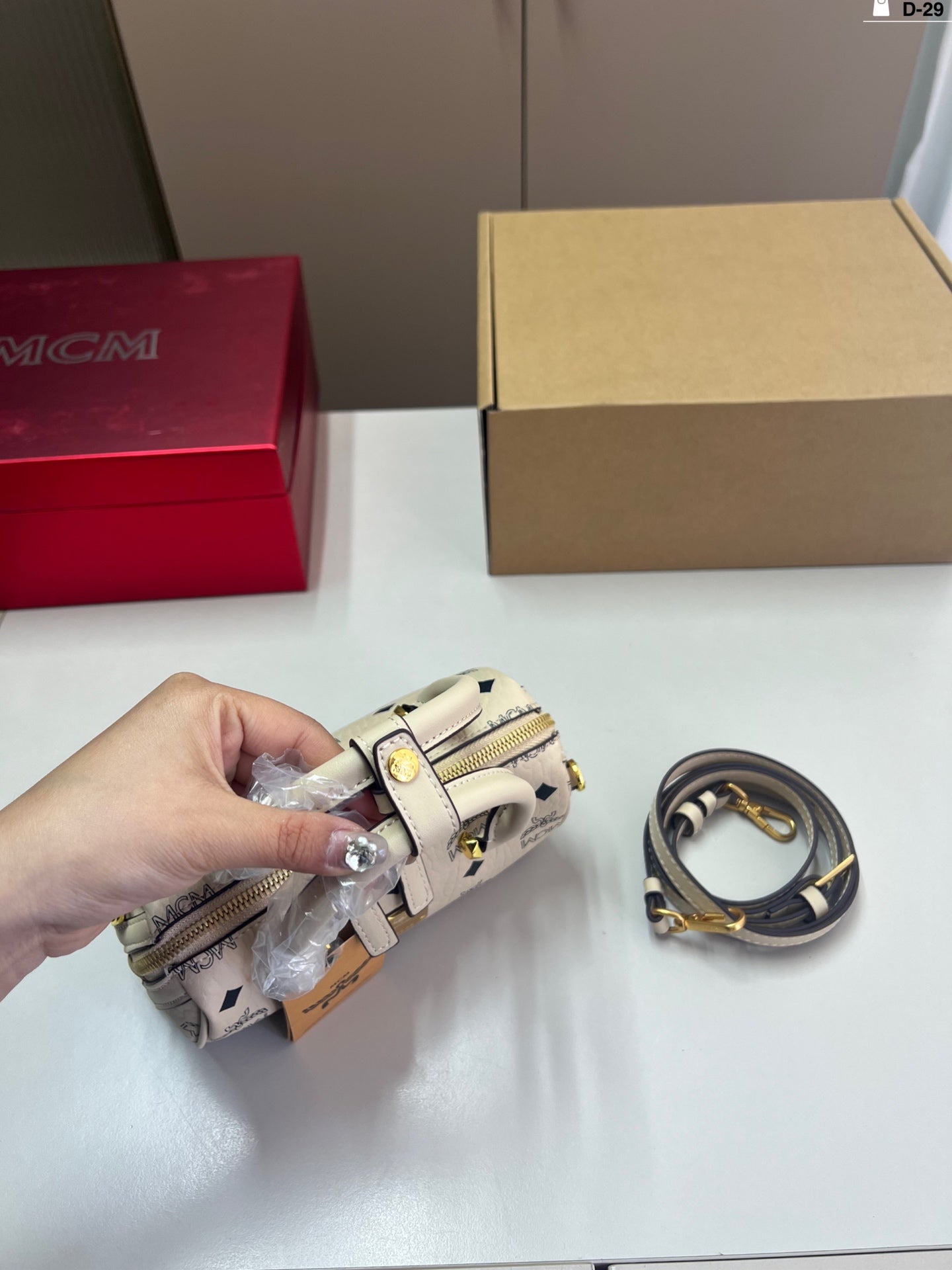 Exquisite, practical and versatile, can be carried by hand or across the body