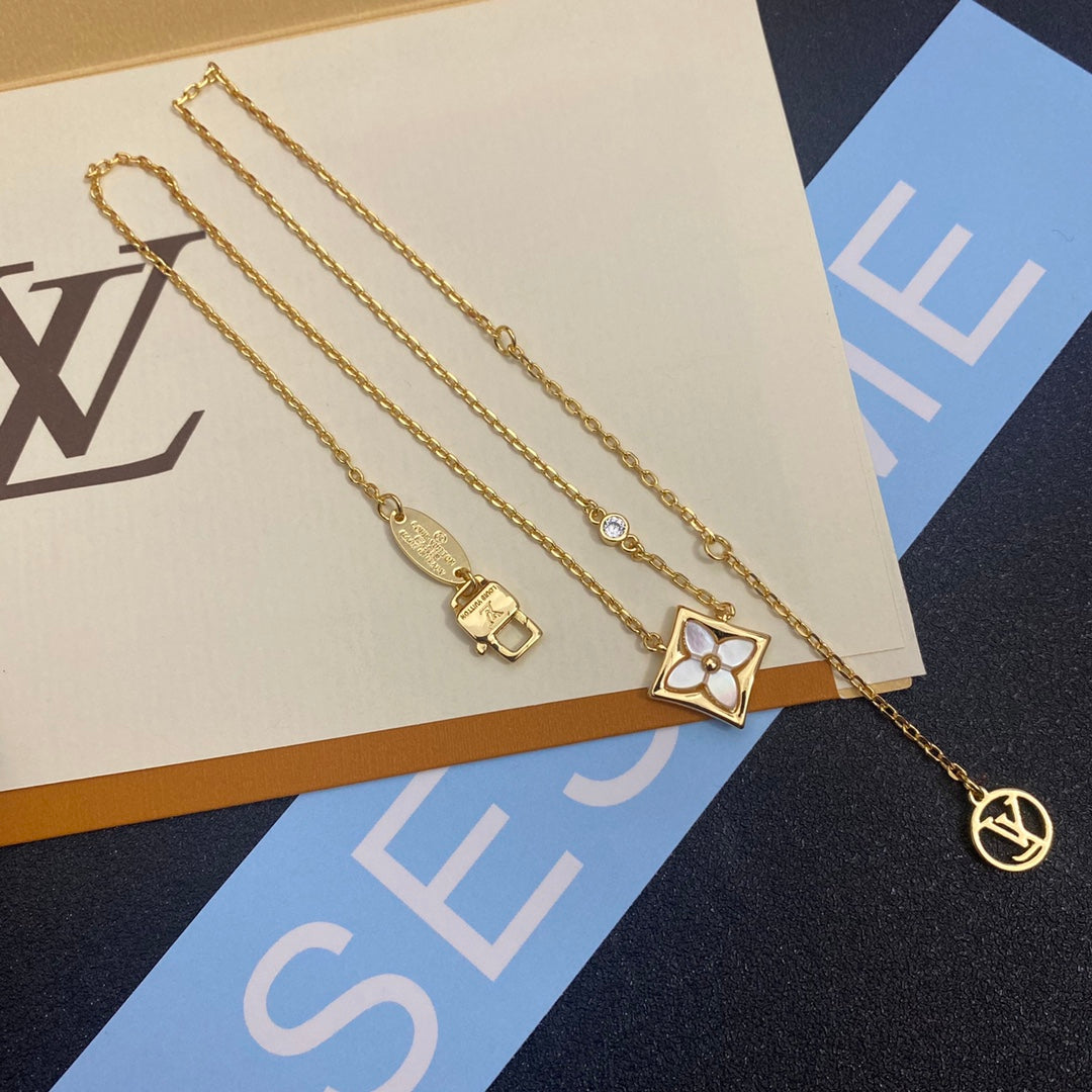 White shell flower pendant necklace