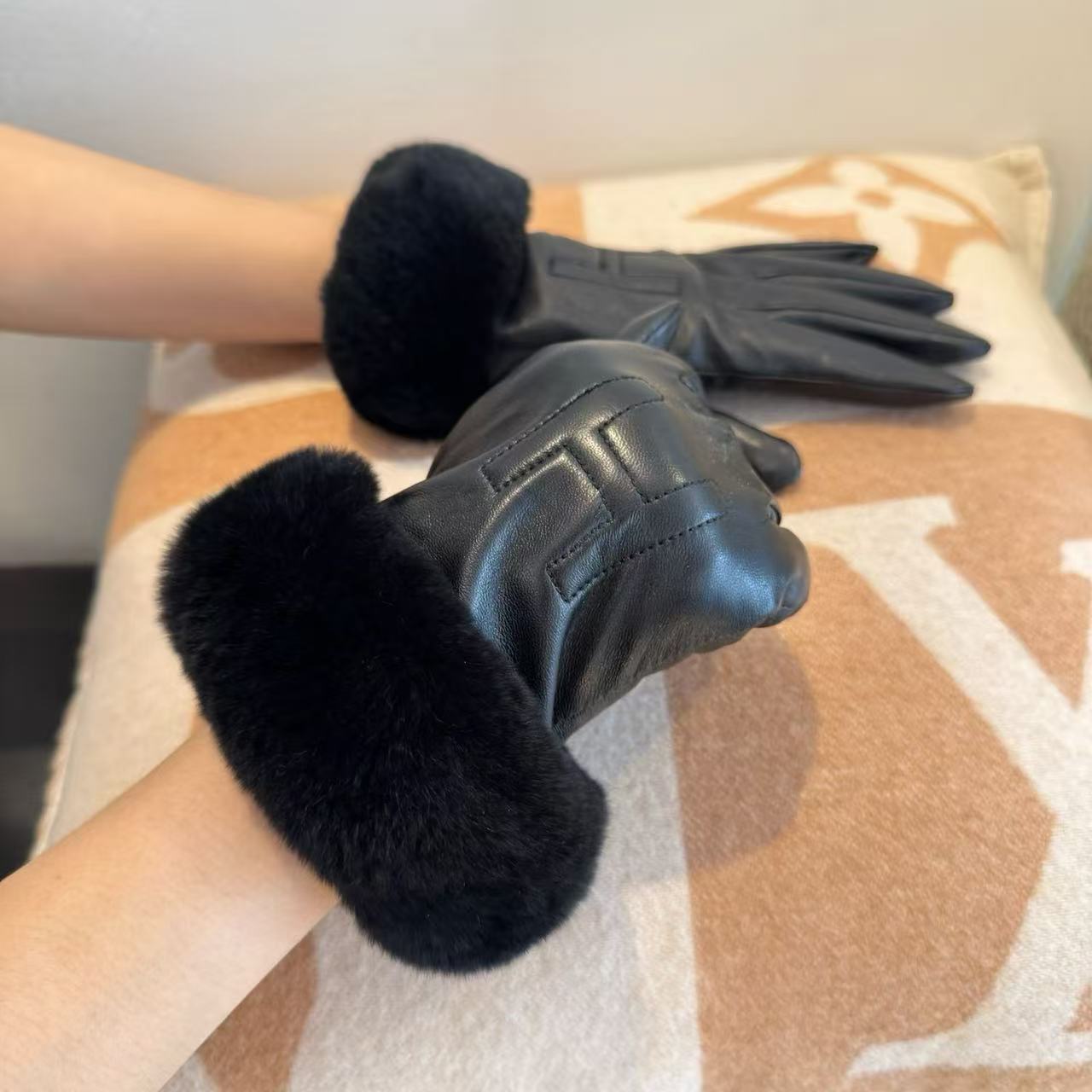 2025 🧤 Winter Lazy Rabbit Hair Sheepskin Gloves